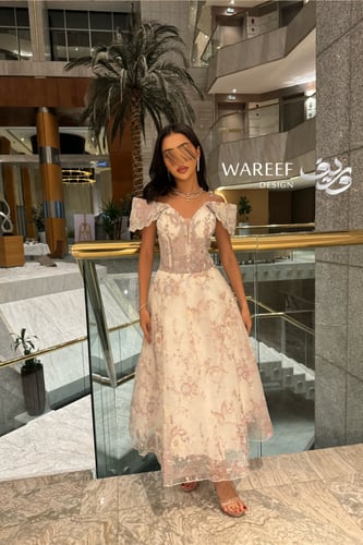 فستان سهره انيق باللون السكري مزين بشك باللون الور...