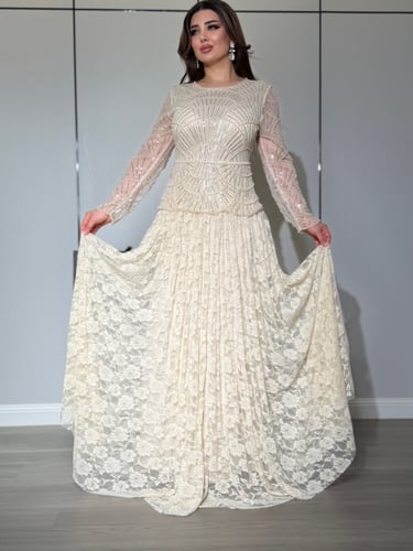 فستان ناعم عاجي بتطريز هندسي وتنورة دانتيل فاخرة