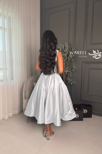 فستان ناعم باللون السماوي مزين بالفصوص