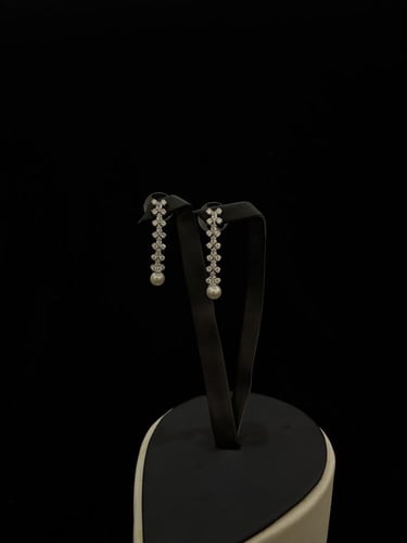 طقم زركون فضي بتصميم لؤلؤي