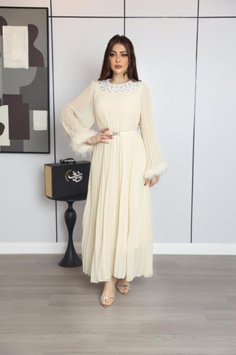 فستان ناعم نسائي بلون كريمي بياقة مرصعة وأكمام شيف...