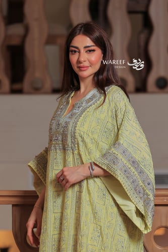 جلابية صفراء باهتة بقصة واسعة من القطن بتطريز فضي...