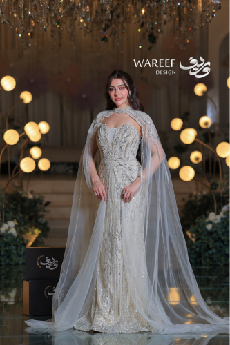 فستان سهرة شامبين مطرّز بالكامل مع كاب شفاف لإطلال...