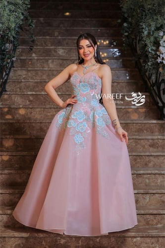 فستان سهره وردي مزين بالشك الازرق