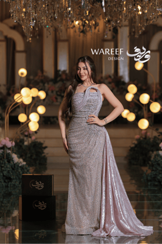 فستان سهرة شامبين وردي بتطريز لؤلؤي وذيل ساتان فاخ...