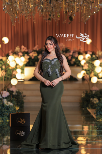 فستان سهرة أخضر فاخر بتطريز خرزي لامع وتصميم صدريّ...