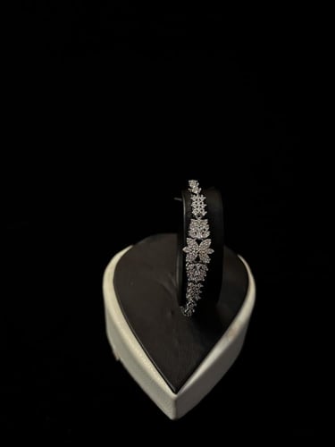 طقم زركون فضي بتصميم نجمة الإشراق من WAREEF