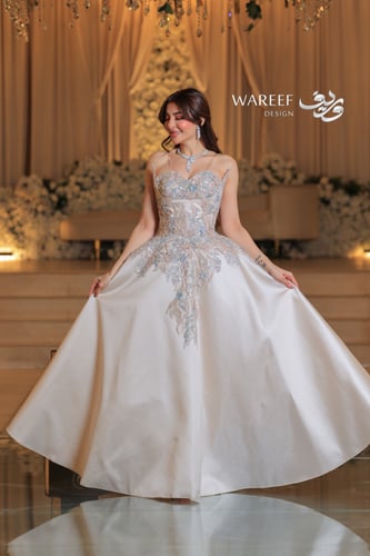 فستان ابيض لؤلؤي بدون اكمام مزين بالشك الفخم