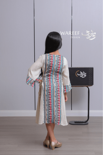 جلابية بناتي أوف وايت بنقشة تراثية ملونة