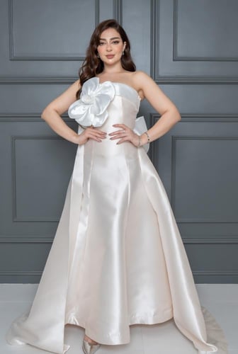 فستان سهره بخامه ميكادو ورده على الصدر