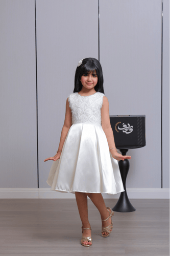 فستان بناتي بتطريز فاخر وفيونكة خلفية كبيرة