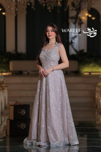 فستان سهرة لافندر تول مطرز بالزهور والكريستال قصة...