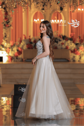 فستان سكري طويل بتنورة تول منفوشة وكورسيه مطرز بال...