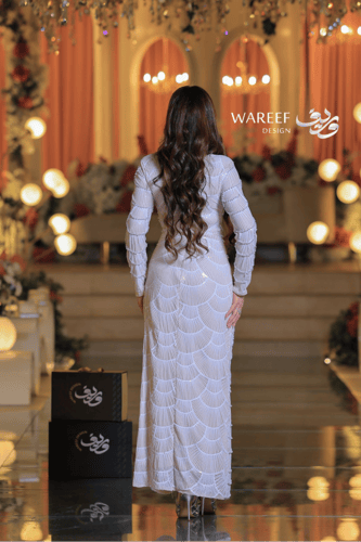 فستان سهرة سكري بأحجار لؤلؤية وتطريز ناعم
