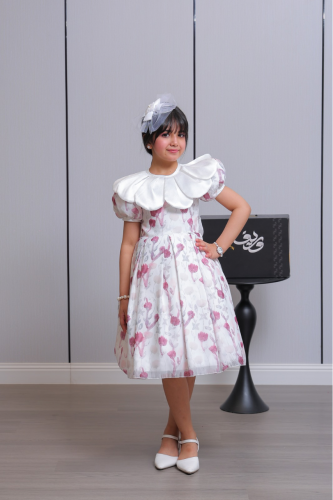 فستان بناتي مزهر بياقة بتلات أنيقة