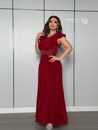 فستان خمري فاخر بحزام مرصّع وقصّة أنثوية انسيابية