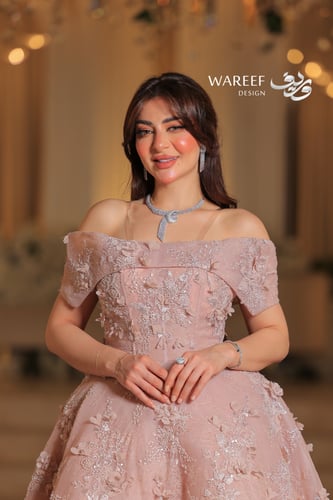 فستان ملكه وردي فاتح بتطريز فاخر وزهور أنيقة