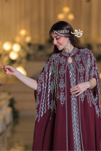 جلابية فاخرة بتطريز ملكي وتصميم قطعتين