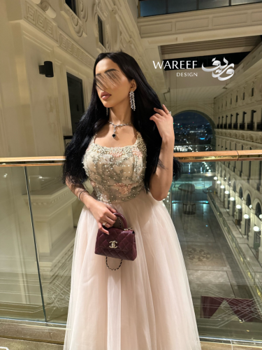 فستان سهرة تول أنثوي بتطريز فضي راقي بلون عاجي مائ...