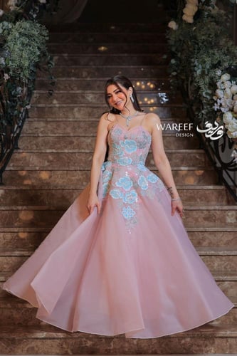 فستان سهره وردي مزين بالشك الازرق