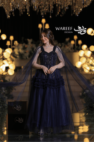 فستان سهرة كحلي طويل بتطريزات براقة وكاب تول فاخر...