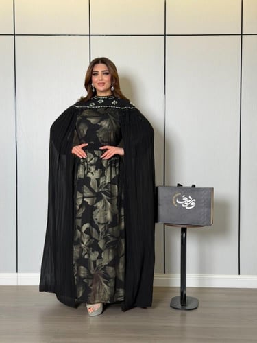 فستان أسود فاخر بنقشة ذهبية مع كاب طويل مطوي