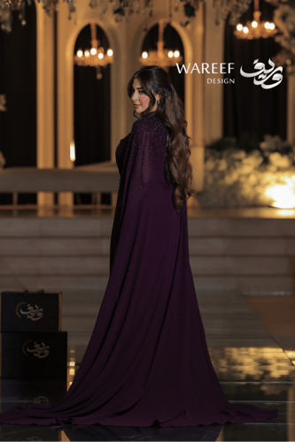 فستان بنفسجي بأكمام شفافة وجناح منفصل بتطريز لامع