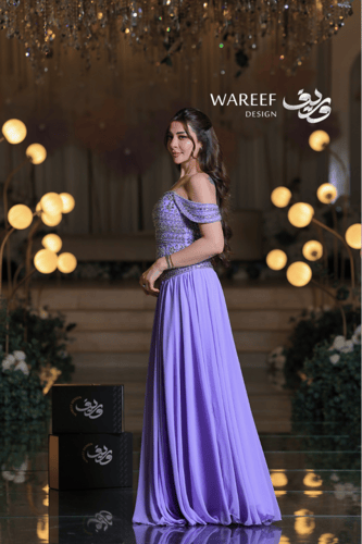 فستان سهرة لافندر فاخر بتطريز فضّي راقٍ وتصميم أكت...