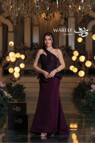 فستان سهرة بنفسجي داكن بتطريز زهري فاخر وقصّة كتف...