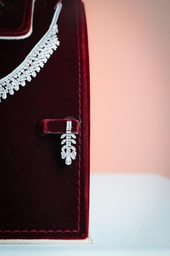 طقم زركون فضي بتصميم V متلألئ من WAREEF