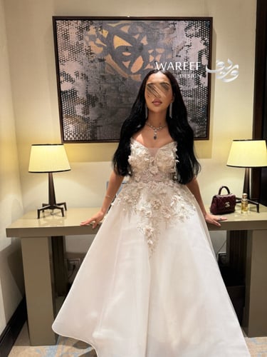 فستان سهرة أبيض طويل بتطريز يدوي وزهور ثلاثية الأب...