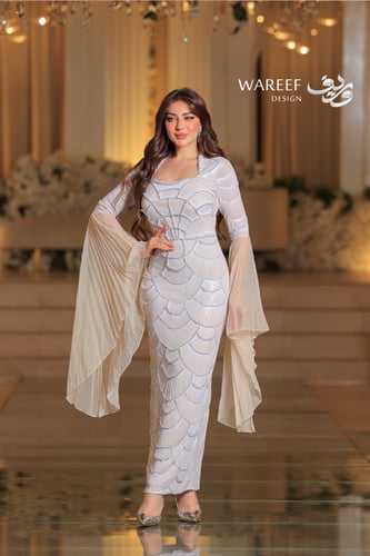 فستان سهرة بيج بأكمام طويلة واسعة – تصميم ضيّق بلم...