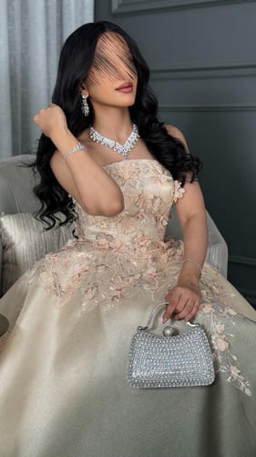 فستان سهرة اومبريه بياقة مكشوف