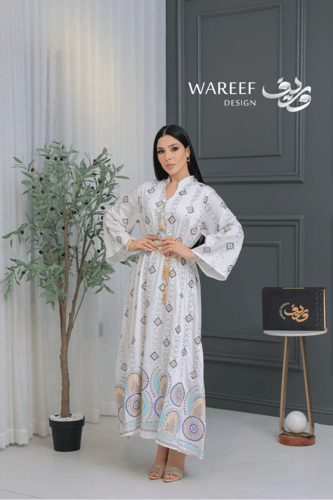 جلابية أوف وايت مطرّزة بنقوش هندسية ناعمة ولمسات ت...