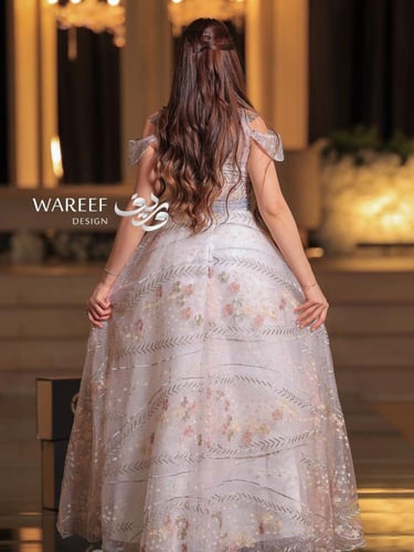 فستان سهرة باللون البيج مميز بتطريز مشجر