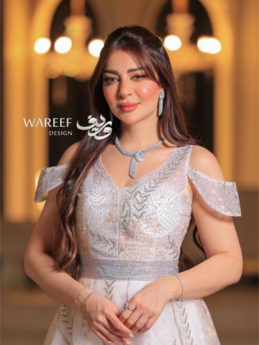 فستان سهرة باللون البيج مميز بتطريز مشجر