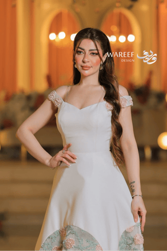 فستان سكري بتطريز وردي فاخر وأكتاف مكشوفة بقصة فخم...