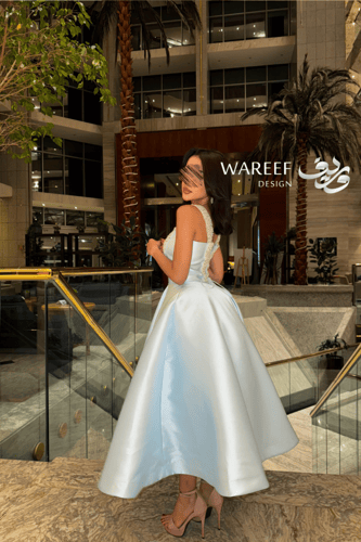 فستان سهرة كحلي طويل بخامة لاميه لامعة بتصميم A-Li...