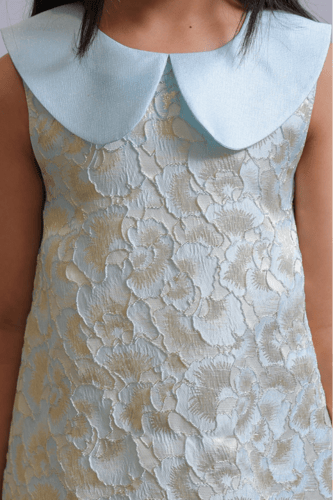 فستان بناتي أزرق فاتح بتطريز ذهبي وياقة بيتر بان م...