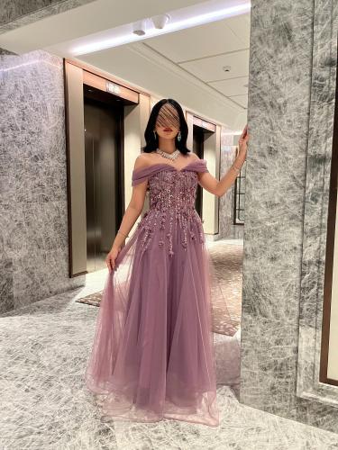 ‎فستان طويل سهره تل ناعم مع كلفه ورود راقي