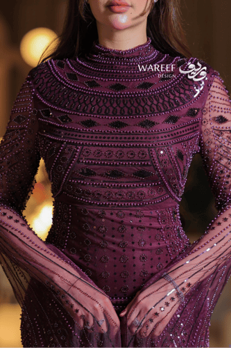 فستان سهرة برغندي فاخر مطرز بالكامل بتصميم هندسي و...