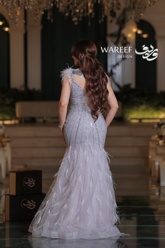 فستان ميرميد لافندر طويل بتطريز كريستالي وريش فاخر