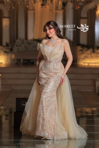 فستان بيج طويل مطرز ون شولدر بذيل تل فاخر للسهرات