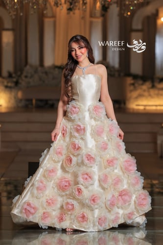 فستان بيج فاخر بزهور ثلاثية الابعاد