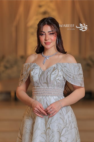 فستان بيج اوف شولدر مزين بالشك المشجر