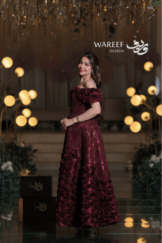 فستان سهرة عنّابي فاخر بتفاصيل ورود ثلاثية الأبعاد...