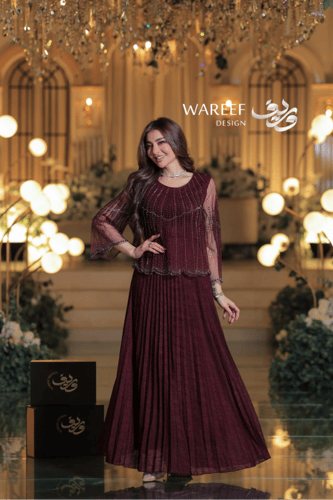 فستان سهرة بلون النبيذي بتصميم بليسيه وتطريز ناعم