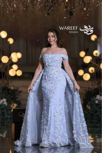 فستان سهرة سماوي مطرّز بالورود ثلاثية الأبعاد مع ذ...