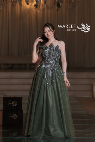 فستان سهرة زيتي منفوش بتطريز زهري فاخر ولمسات ترتر...