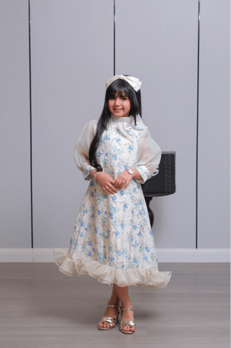 فستان بناتي بتطريز ورود ملونة وأكمام شفافة مكشكشة